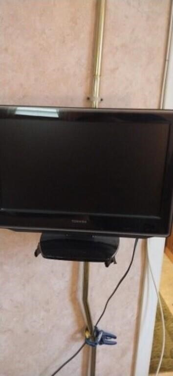 Toshiba 19in DVD/tv combo with remote