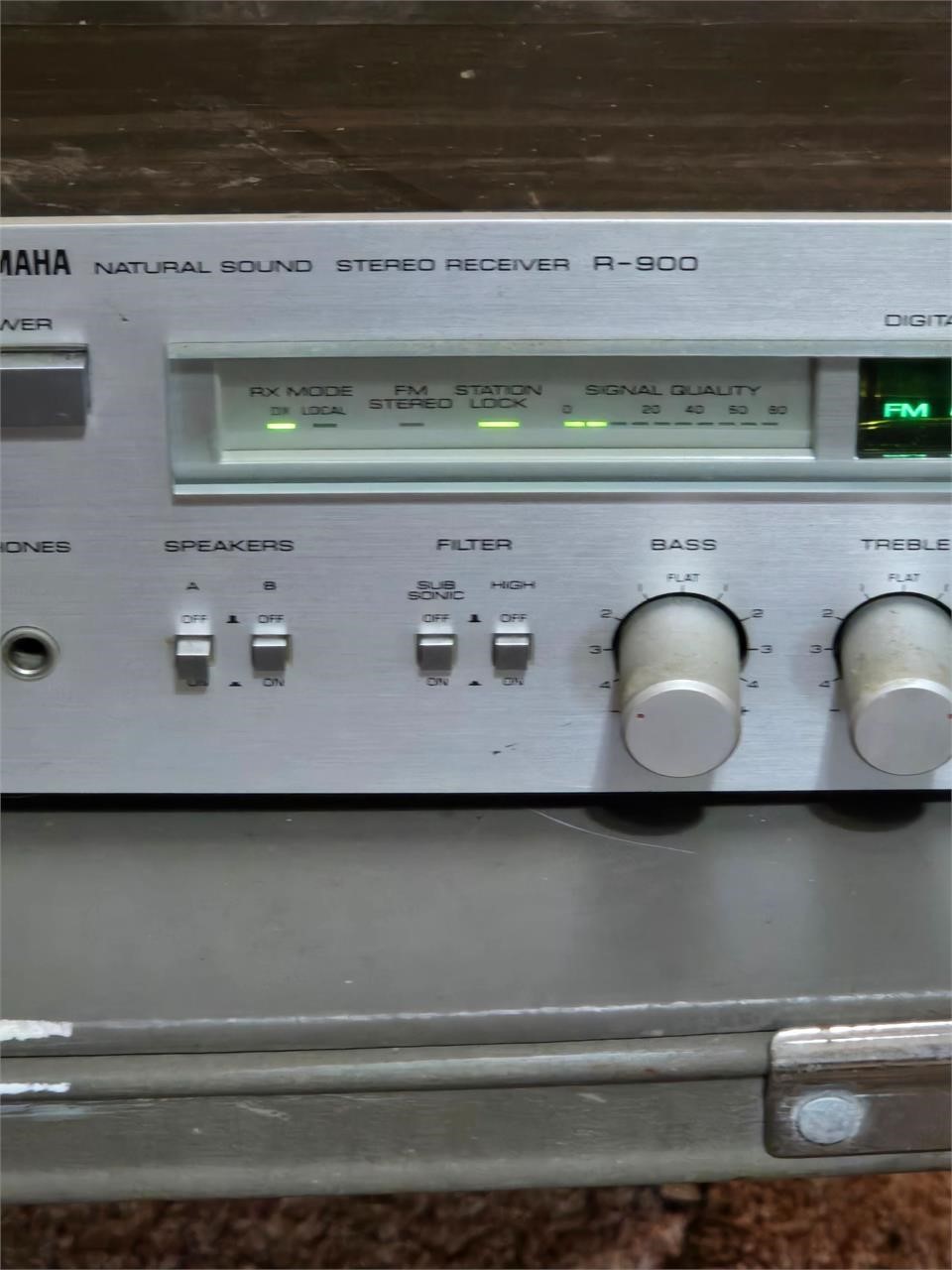 Yamaha r900 stereo receiver lights up