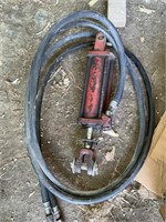 Hydraulic cylinder with hoses