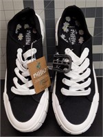 New size 8 Mad Love sneakers