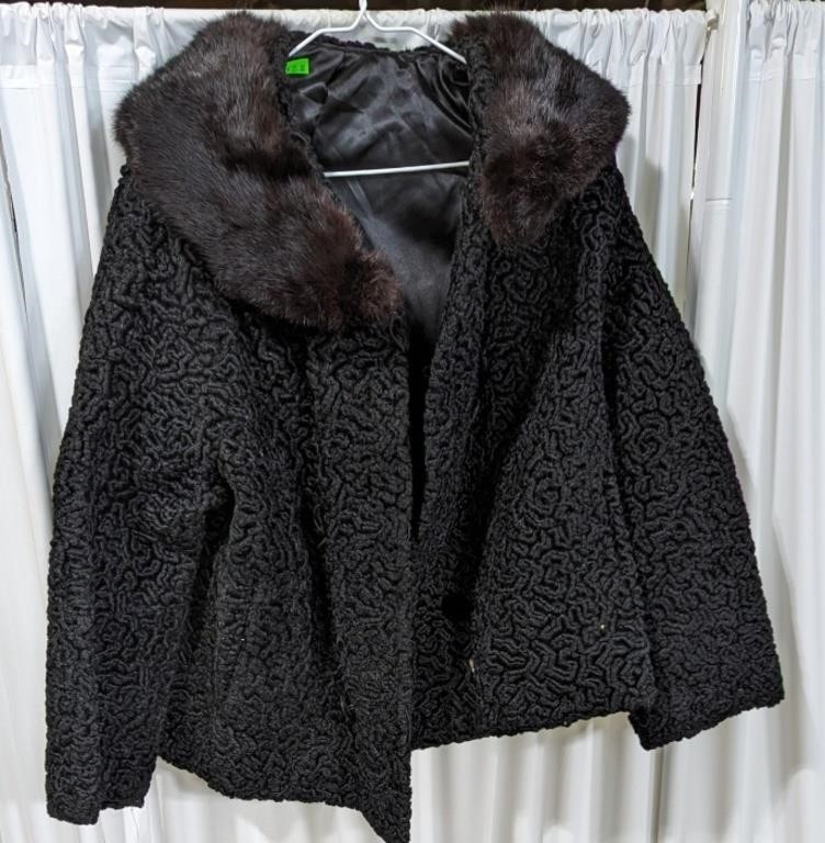 (O) Vintage women's coat with fur collar, size