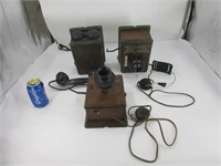 3 anciens téléphones en bois et métal