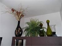 DECOR ON WALLS AND CABINET