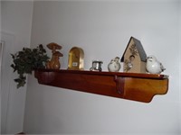 DECOR ON SHELF AND WALL IN DINING ROOM