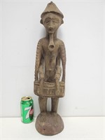 Vieille statue en bois