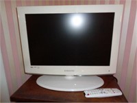 Samsung Flat Screen TV with Remote - 22"