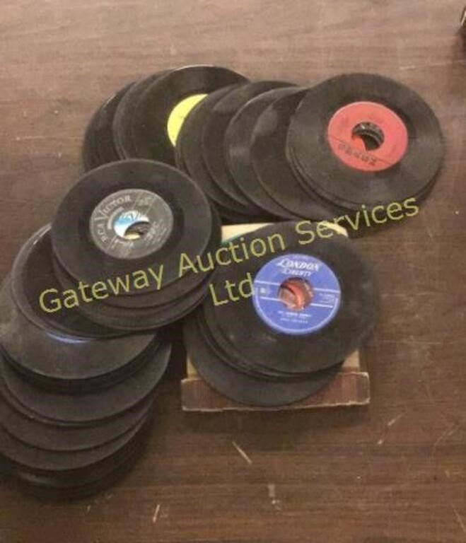 A collection of 45s - Records