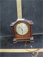 Vintage clock- works good