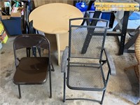 Round Table/4 Folding Metal Chairs