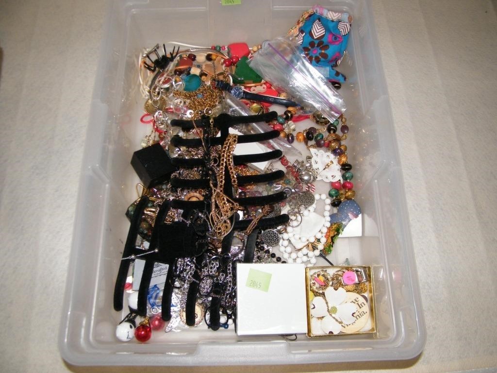 LG LOT COSTUME JEWELRY: BEADS, CHAINS, PINS &
