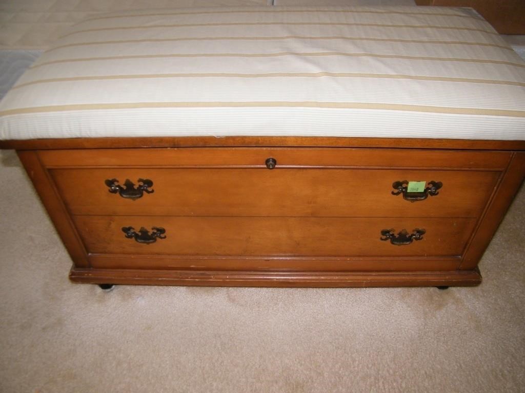 LANE BLANKET CHEST WITH PADDED TOP