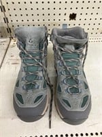 Vasque size 8 1/2, womens boots