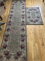 Runner rug with roses