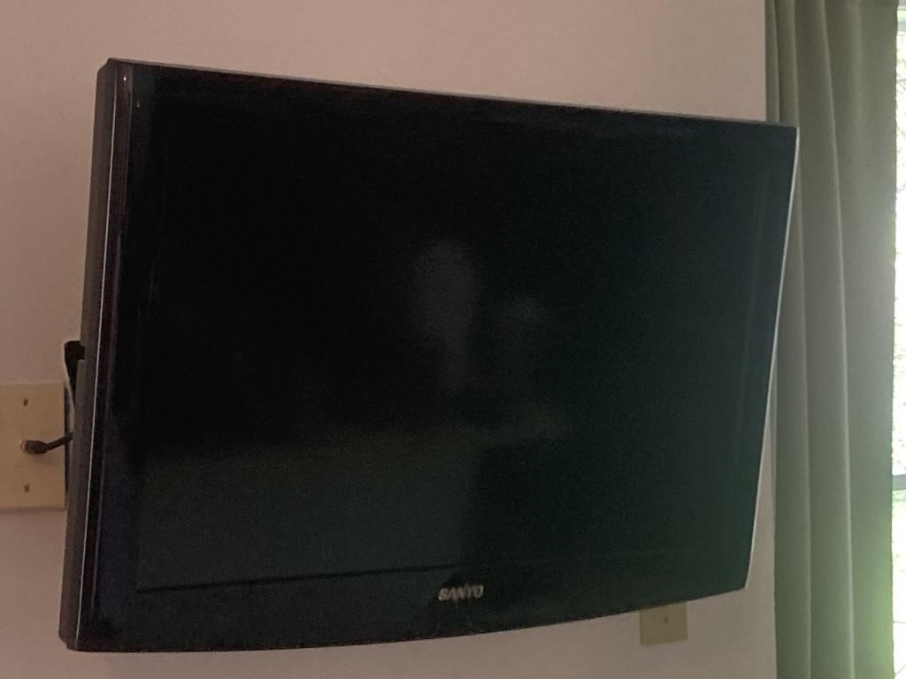 Sanyo 31" Led TV with Mount