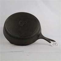 LODGE CAST IRON SKILLET W/ HEAT RING