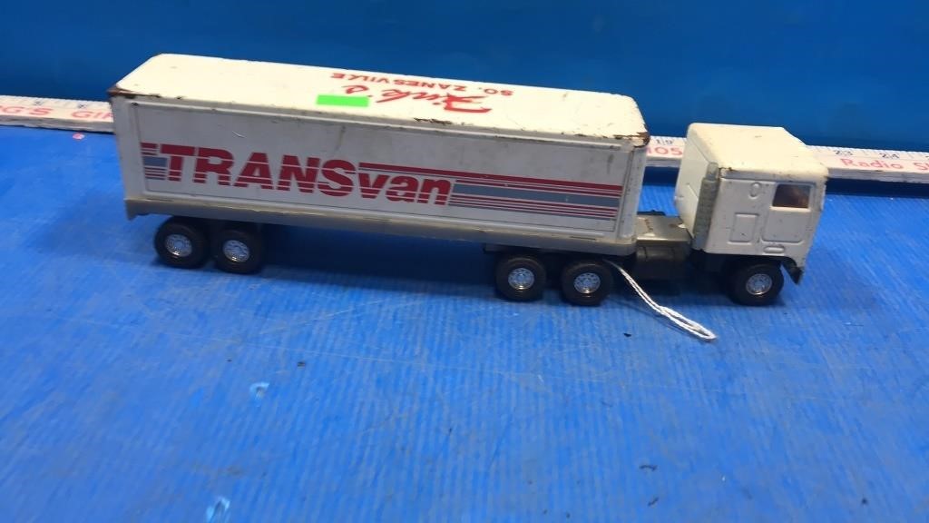 Transvan eighteen wheeler