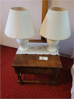 PINE END TABLE W/ 2 LAMPS