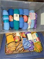 Tote w/ yarn - comes w lid