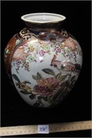 PRETTY ORIENTAL PORCELAIN VASE WITH BIRDS