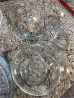 Pyrex baking dishes 2 with lids