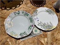2 vintage floral plates