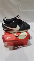 Nike women's classic leather size 9