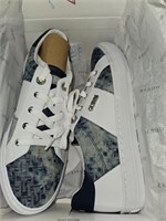 Size 11 GUESS Women's Loven Sneaker, White