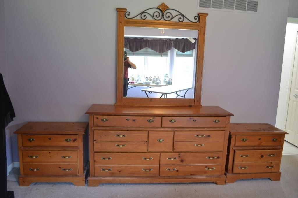 3pc Bedroom Set w/ Mirrored Dresser