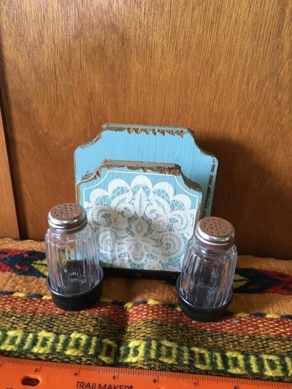 Rustic Salt and pepper shaker set