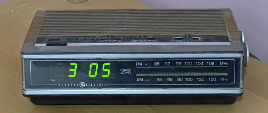 Vintage general electrics alarm clock/radio