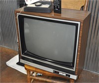 VTG working Sears, 19" color TV w/remote