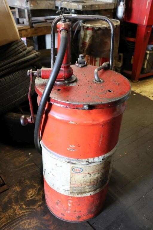 GREASE PAIL & PUMP