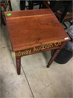 MAHOGANY LAMP TABLE WITH DRAWER AND SPINDLE LEGS