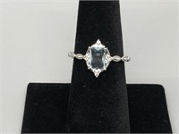 Elegant Aquamarine and Diamond Ring