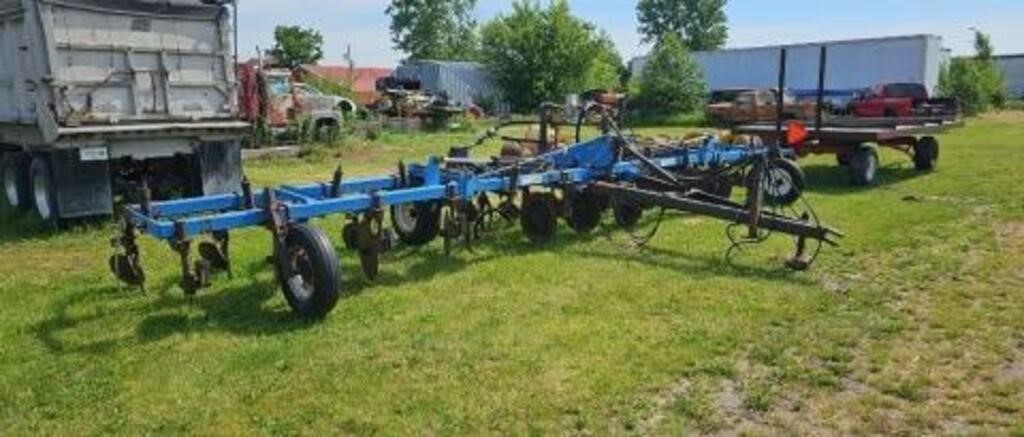 DMI 3200 13x pull-type NH3 bar w/Hiniker cooler