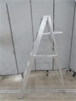 APPROX. 6' HIGH ALUMINUM LADDER