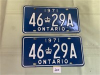 Ontario 1971 licence plates pair