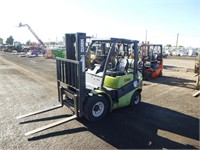 2001 Clark C252 Forklift