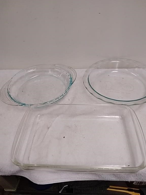 Group of Pyrex dishes