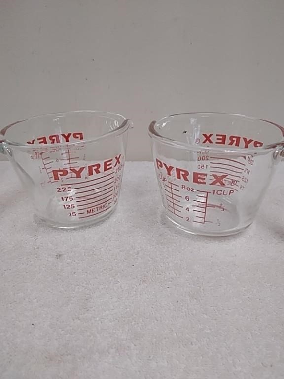 2 Pyrex measuring cups