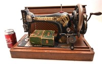 Antique machine à coudre Singer, dans boîtier