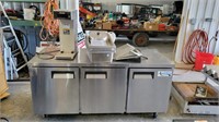 Avantco Refrigerator Table with Trays, Bunn