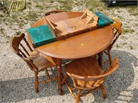 maple table and chairs with 2 leaves