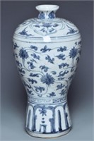 A BLUE AND WHITE PORCELAIN MEIPING VASE