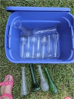 Small tote w clear and green vases