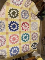Dutch Rose quilt hand quilted