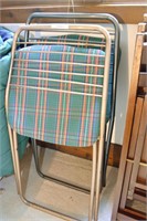 2 METAL FOLDING CHAIRS