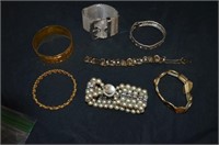 SELECTION OF 7 ASSORTED GOLD-TONE AND S