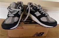 W - PAIR OF NEW BALANCE 567 SHOES SIZE 11 (F4)