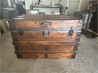 ANTIQUE LARGE STEAMER TRUNK (GOOD COND.)